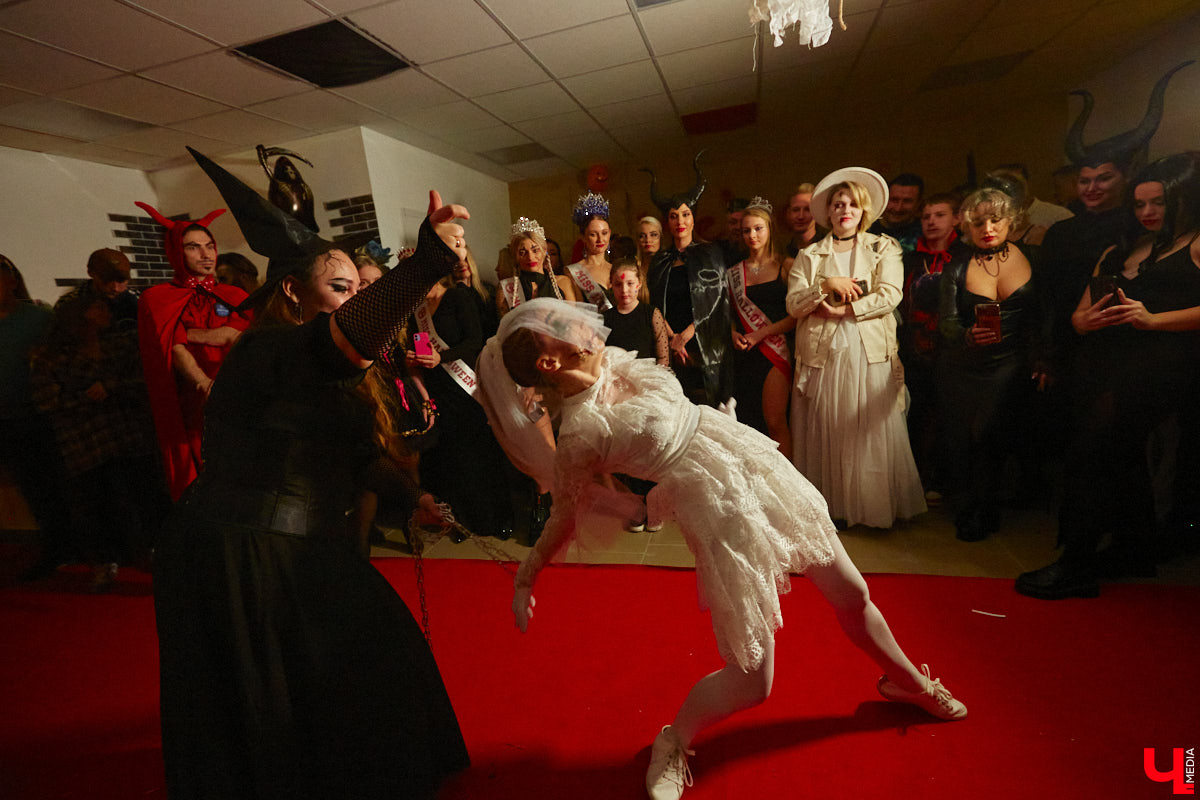 28 октября в Юрьевец со всего города слетелась нечистая сила. Притянула сказочных персонажей эксклюзивная вечеринка-дегустация в честь Хэллоуина. Все было пропитано духом праздника, начиная от лакомств в виде сырого мяса и заканчивая мрачной шоу-программой. «Ключ-Медиа» стал гостем этого ужасно вкусного и жутко интересного мероприятия.